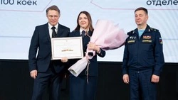 Руководитель госпиталя для ветеранов войн Белгорода получила награду из рук Михаила Мурашко 