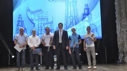 Работники нефтяной и газовой промышленности принимали поздравления с профессиональным праздником