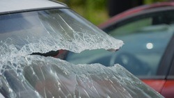 Житель Яковлевского городского округа разбил камнем лобовое стекло чужого автомобиля