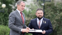 Вячеслав Гладков вручил звание «Почётного гражданина Белгородской области» Евгению Поддубному