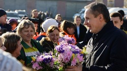Вячеслав Гладков вручил цветы и подарки сотрудницам Белгорблагоустройства 
