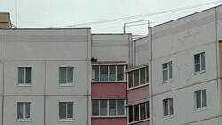 Яковлевские спасатели помогли выбраться подростку с козырька многоэтажного дома