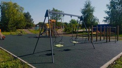 Современная детская площадка с мягким покрытием появилась на улице Молодёжной в селе Серетино